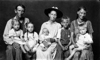 http://bernalespacio.com/files/gimgs/th-47_Mike Disfarmer George and Ethel Gage with his mother Ida (center) and children Loretta, Ida, Ivory, Jessie and Leon; From the Heber Springs Portraits c_1939-46.jpg